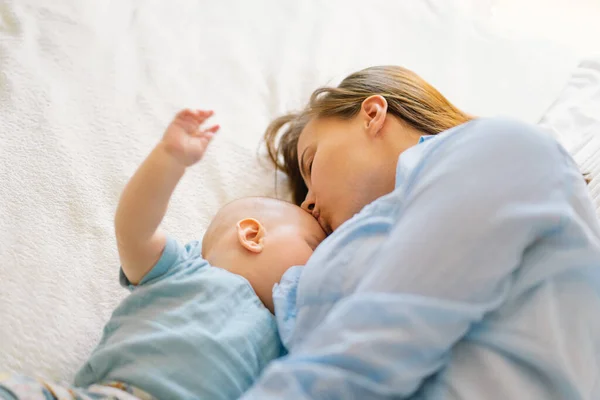 Recién nacido bebé chupando leche de madres pecho. — Foto de Stock