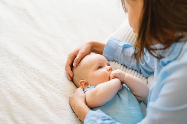 Egy boldog anya és gyermek portréja. Egy fiatal anya játszik a kisfiúval. — Stock Fotó