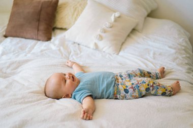 Yeni doğmuş tatlı erkek bebek yatakta. Bebek ürünleri paketleme şablonu.