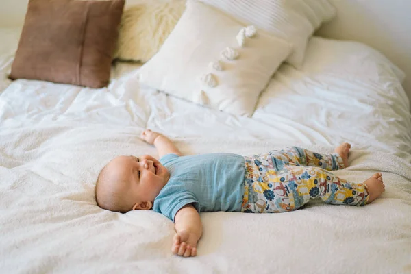 Lindo bebé recién nacido en la cama. Plantilla de embalaje Baby goods. —  Fotos de Stock