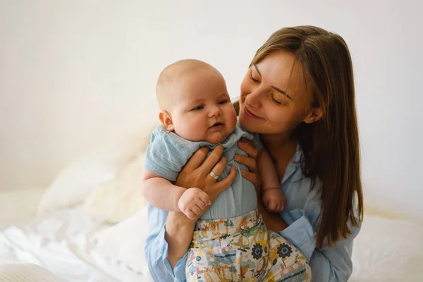 Portret szczęśliwej matki i dziecka. Młoda matka bawi się z małym chłopcem. — Zdjęcie stockowe