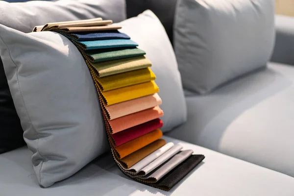 Catálogo de muestras de tela multicolor. Fondo de la industria textil. Tejido de algodón de colores. Palet. —  Fotos de Stock