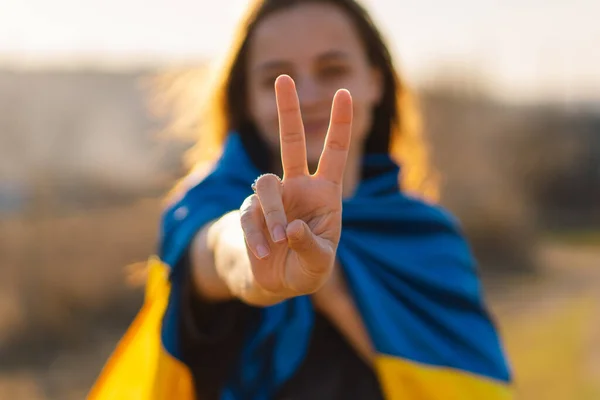 Vrolijk Oekraïens meisje dat een teken van vrede of overwinning toont. — Stockfoto