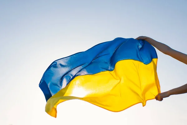 女性は屋外でウクライナの黄色と青のフラグを保持 — ストック写真
