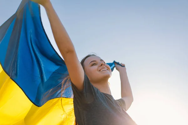 Wanita yang memegang bendera kuning dan biru Ukraina di luar ruangan. — Stok Foto