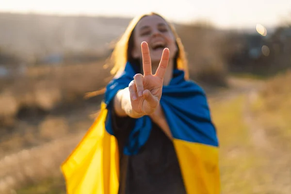 Gadis ukrainian ceria yang menunjukkan tanda-tanda perdamaian atau kemenangan. — Stok Foto