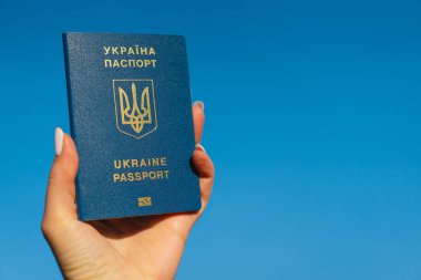 Ukrayna pasaportu elinde Ukrayna pasaportu.