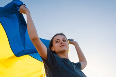 Ukrayna 'nın sarı ve mavi bayrağını elinde tutan bir kadın.