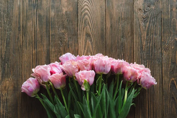 Tulipanes frescos sobre fondo de madera. Tarjeta de felicitación con estilo — Foto de Stock