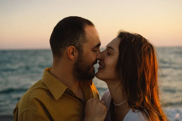 Young romantic couple dancing turning around by sea. Seascape at sunset with beautiful sky — Foto de Stock