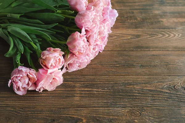 Fresh tulips flat lay on wood background. Stylish greeting card — Fotografia de Stock