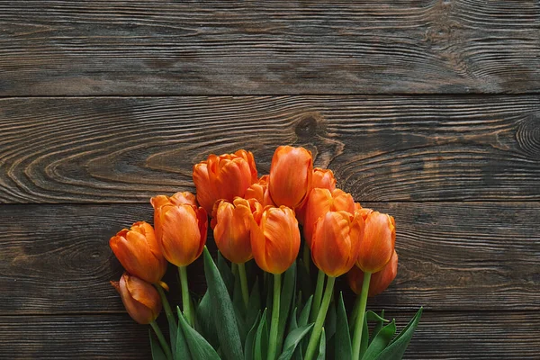 Tulipanes frescos sobre fondo de madera. Tarjeta de felicitación con estilo — Foto de Stock
