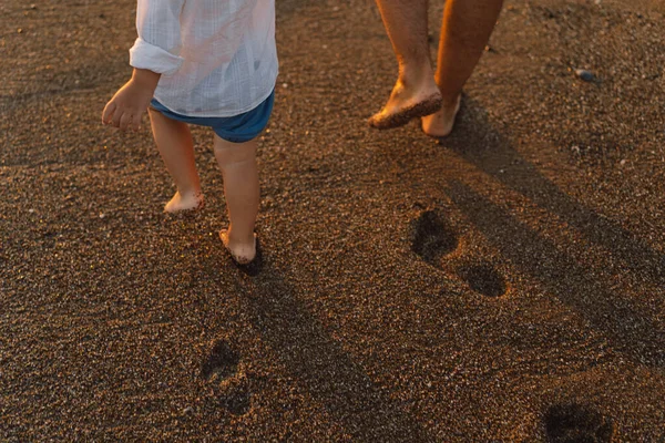 Father and baby play on the beach. Dad and him Child together enjoying sunset. — Stock Photo, Image