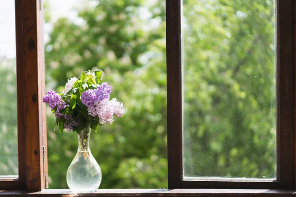 Ahşap bir pencerede bahar çiçekli vazo.. — Stok fotoğraf