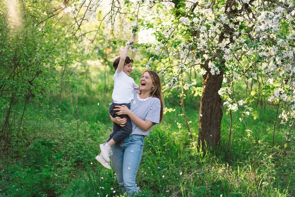 Madre Con Piccolo Figlio Nel Giardino Primaverile Durante Ora Oro — Foto Stock