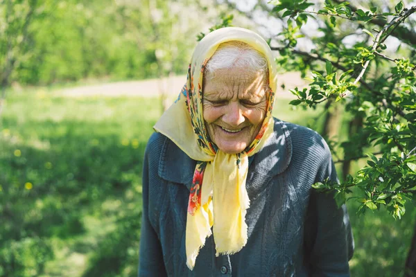 Retrato Uma Velha Mulher Feliz Com Lenço Amarelo Retrato Uma — Fotografia de Stock