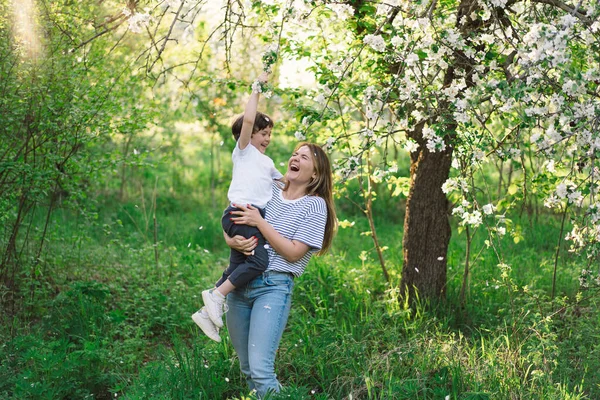 Madre Con Piccolo Figlio Nel Giardino Primaverile Durante Ora Oro — Foto Stock