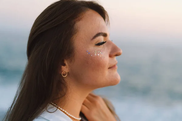 Retrato Una Joven Feliz Sobre Fondo Hermoso Mar Chica Mira — Foto de Stock