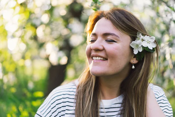 Beautiful Young Woman Spring Flowers Enjoying Nature Laughing Spring Garden — Stockfoto