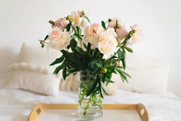 木製の背景に花束の白いピンクの牡丹の花 フラットレイアウトミニマルな審美的な牡丹 母の日や女性の日のための美しいカード — ストック写真