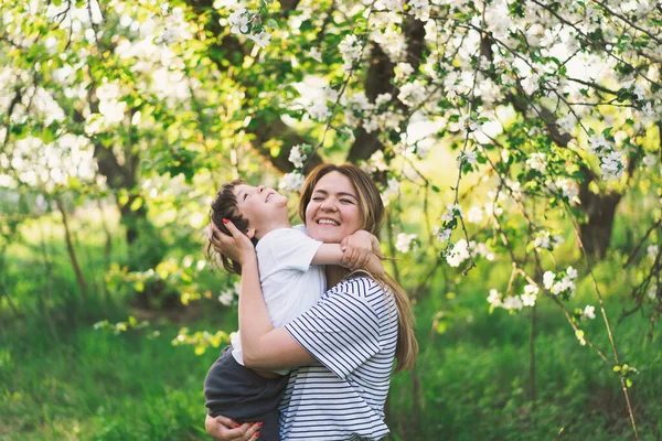 Mãe Com Filhinho Jardim Primavera Durante Hora Ouro Mãe Filho — Fotografia de Stock