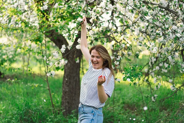Красива Молода Жінка Весняними Квітами Насолоджується Природою Сміється Над Весняним — стокове фото