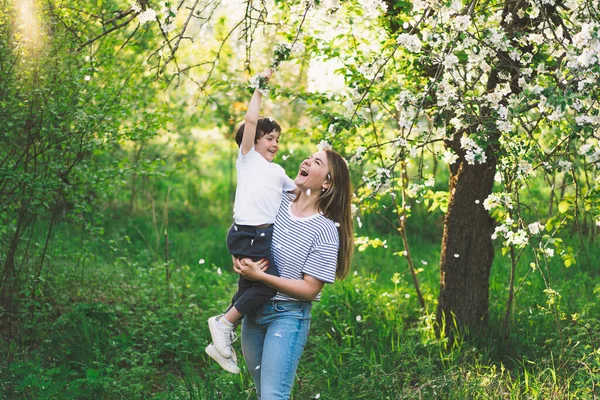 Matka Malým Synem Jarní Zahradě Během Zlaté Hodiny Máma Syn — Stock fotografie