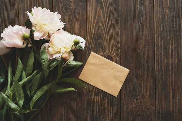 Bouquet Hvite Rosa Peoner Blomster Kort Trebakgrunn Teite Flate Estetiske – stockfoto