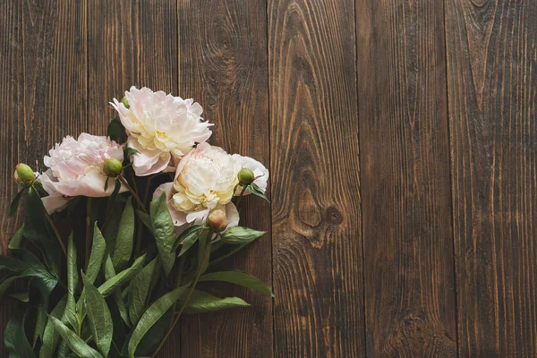 Bouquet Hvite Rosa Peoner Blomster Trebakgrunn Teite Flate Estetiske Peoner – stockfoto