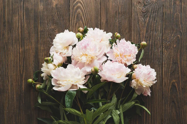 Buquê Branco Rosa Peônias Flores Sobre Fundo Madeira Plana Leigos — Fotografia de Stock