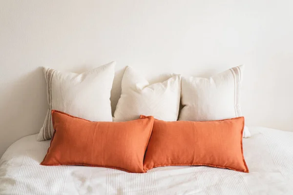 Almohadas Lino Sobre Una Cama Blanca Cómoda Cama Con Almohadas — Foto de Stock