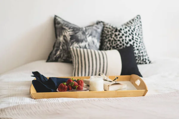 在有家居装饰的白色床上铺上衬里的枕头 在家里床上静坐着生活的细节 舒适的家 甜蜜的家 — 图库照片