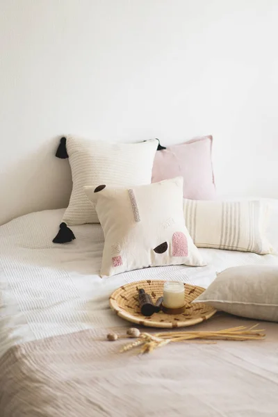 家の装飾が施された白いベッドの上のリネン枕 ベッドの上で家の中でまだ生活の詳細 居心地の良い家 甘い家 — ストック写真