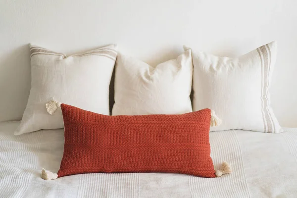 Almohadas Lino Sobre Una Cama Blanca Cómoda Cama Con Almohadas — Foto de Stock