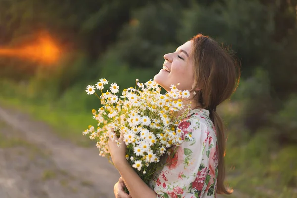 Portrait Woman Chamomile Flowers Sunset Life Allergies Breathe Freely Woman — ストック写真