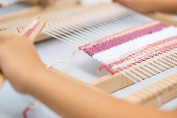 Gadis Menenun Karpet Kecil Dengan Pola Kelas Atas Tenun Gadis — Stok Foto