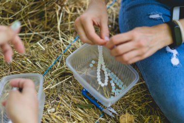 El yapımı mücevherler, yaratma süreci, ışık arka planı, üst görünüm. El yapımı konsept
