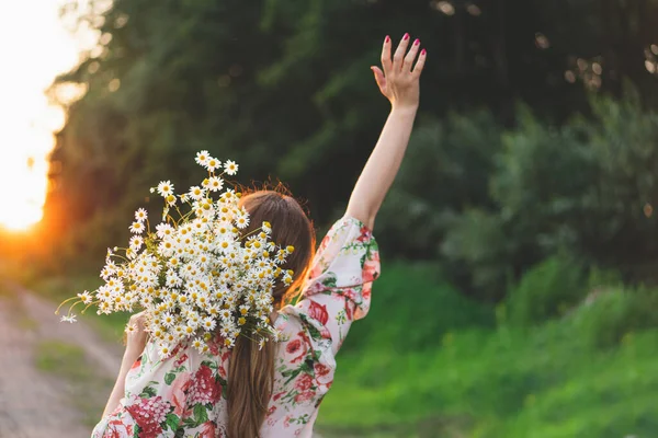 Portrait Woman Chamomile Flowers Sunset Life Allergies Breathe Freely Woman — Zdjęcie stockowe