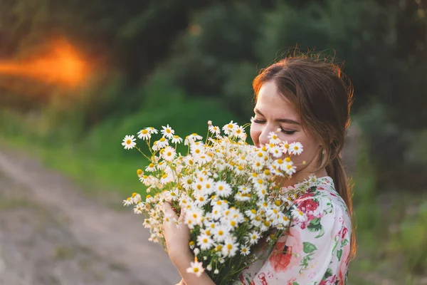 Portrait Woman Chamomile Flowers Sunset Life Allergies Breathe Freely Woman — Stockfoto