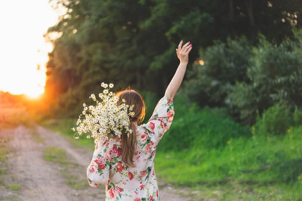 Πορτρέτο Γυναίκα Λουλούδια Χαμομηλιού Στο Ηλιοβασίλεμα Ζωή Χωρίς Αλλεργίες Ανέπνεε — Φωτογραφία Αρχείου