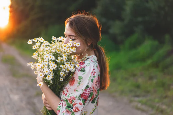Mujer Retrato Con Flores Manzanilla Atardecer Vida Sin Alergias Respira — Foto de Stock