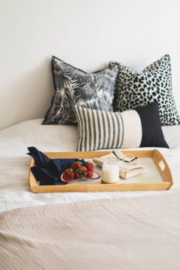 Ev dekorlu beyaz bir yatakta keten yastıklar. Evde, yatakta, hayatın detaylarını. Rahat bir ev. Güzel ev.