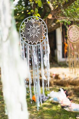 Ağaçta asılı bir düş kapanı. Boho şıklığı, etnik tılsım, sembol.