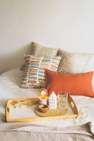 家の装飾が施された白いベッドの上のリネン枕 ベッドの上で家の中でまだ生活の詳細 居心地の良い家 甘い家 — ストック写真