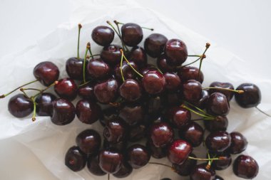 Olgun kiraz yığınını saplı yakın çekim. Taze kırmızı kirazlar. Olgun kiraz arkaplanı.