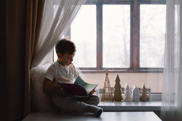 Anak Manis Sedang Membaca Buku Duduk Jendela Dekat Jendela Rumah — Stok Foto