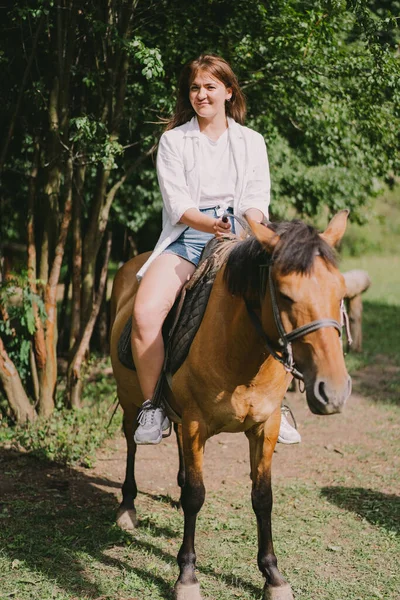 Beautiful Woman Rides Horse Woman Riding Horse Horse Riding Training — Stock Fotó