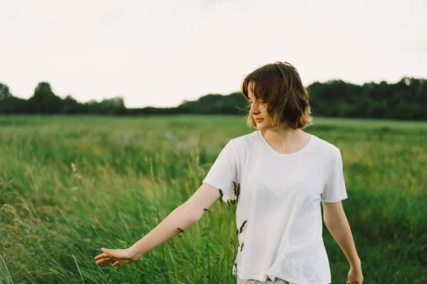 Beautiful Teenager Girl Field Green Grass Blowing Dandelion Outdoors Enjoy — Stockfoto
