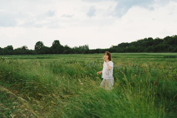 Beautiful Teenager Girl Field Green Grass Blowing Dandelion Outdoors Enjoy — Stock Fotó