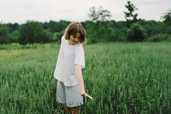 Beautiful Teen Girl Field Green Wheat Field Green Wheat Happy — Stockfoto